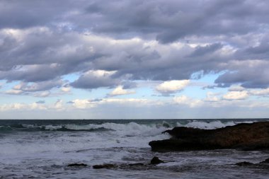 Akdeniz Kuzey İsrail'in taş sahil 