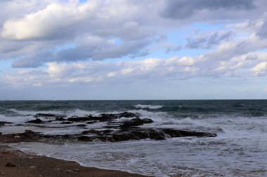 Akdeniz Kuzey İsrail'in taş sahil 