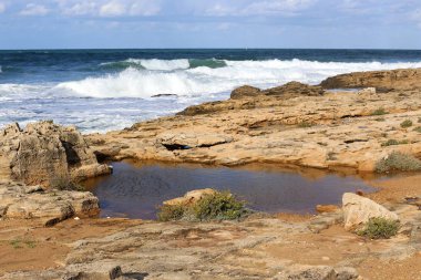 Akdeniz Kuzey İsrail'in taş sahil 