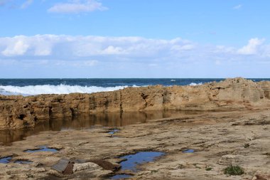 Akdeniz Kuzey İsrail'in taş sahil 