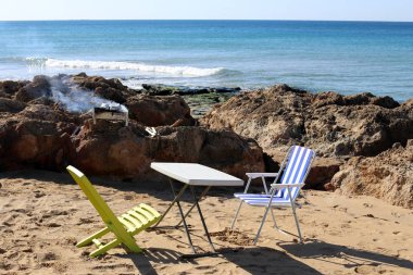 Akdeniz kıyısında güneşli ve kış günü piknik   