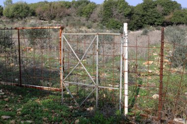 Bir çit içine alın ve bir yabancı topraklarda sınır işaretlemek için hizmet veren bir yapıdır. 