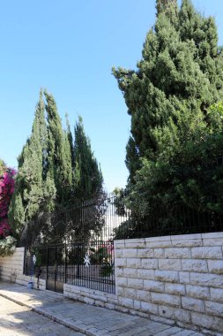 Bir çit içine alın ve bir yabancı topraklarda sınır işaretlemek için hizmet veren bir yapıdır. 