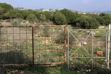 Bir çit içine alın ve bir yabancı topraklarda sınır işaretlemek için hizmet veren bir yapıdır. 