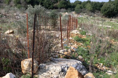 Bir çit içine alın ve bir yabancı topraklarda sınır işaretlemek için hizmet veren bir yapıdır. 