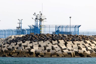 Bir çit içine alın ve bir yabancı topraklarda sınır işaretlemek için hizmet veren bir yapıdır. 