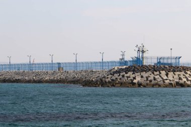 Bir çit içine alın ve bir yabancı topraklarda sınır işaretlemek için hizmet veren bir yapıdır. 