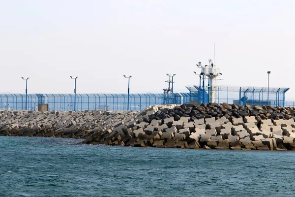 Bir çit içine alın ve bir yabancı topraklarda sınır işaretlemek için hizmet veren bir yapıdır. 