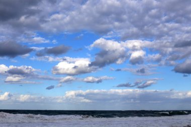 Gökyüzünün rengi ve türünü gün, sezon ve ana hava zaman bağlıdır. 