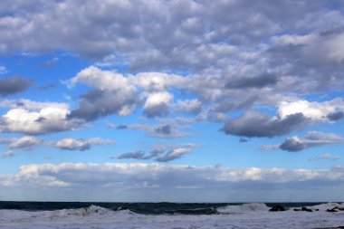 Gökyüzünün rengi ve türünü gün, sezon ve ana hava zaman bağlıdır. 