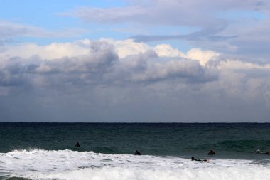Gökyüzünün rengi ve türünü gün, sezon ve ana hava zaman bağlıdır. 