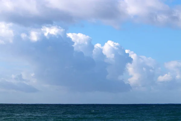 季節や天気の時間に依存する型と空の色 — ストック写真