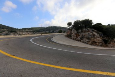 dağ yolunda İsrail devletinin kuzey ormanında 