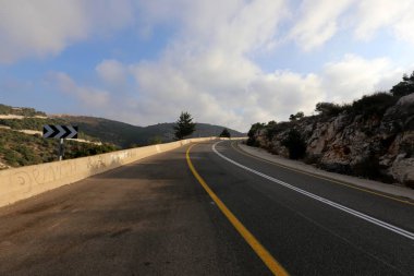 dağ yolunda İsrail devletinin kuzey ormanında 