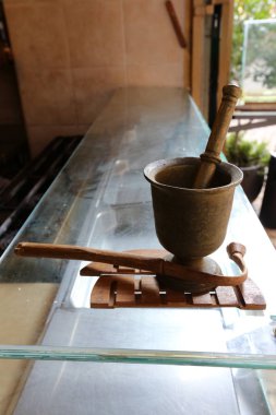 yeme, içme, malzemeleri depolamak için ev gereçleri yemekleri vardır. 