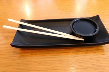 yeme, içme, malzemeleri depolamak için ev gereçleri yemekleri vardır. 