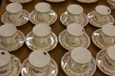 yeme, içme, malzemeleri depolamak için ev gereçleri yemekleri vardır. 