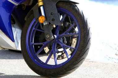 Tekerlek bir yuvarlaktır, serbestçe gövdesi sağlayan eksen diskte dönen rulo ve değil slayda yerleştirilir. 