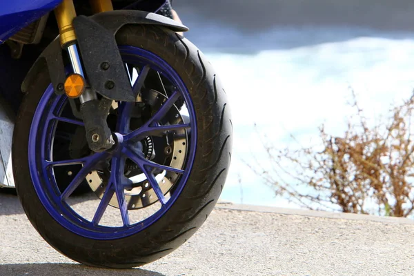 Tekerlek bir yuvarlaktır, serbestçe gövdesi sağlayan eksen diskte dönen rulo ve değil slayda yerleştirilir. 