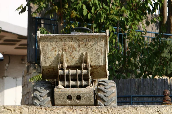 Tekerlek bir yuvarlaktır, serbestçe gövdesi sağlayan eksen diskte dönen rulo ve değil slayda yerleştirilir. 