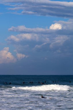 Sörf - özel ışık kurullarında Akdeniz dalgaları sürme. 