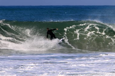 Sörf - özel ışık kurullarında Akdeniz dalgaları sürme. 