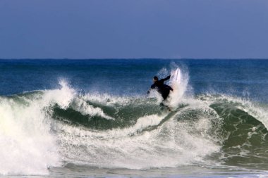 Sörf - özel ışık kurullarında Akdeniz dalgaları sürme. 