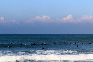 Sörf - özel ışık kurullarında Akdeniz dalgaları sürme. 