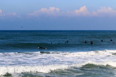 Sörf - özel ışık kurullarında Akdeniz dalgaları sürme. 