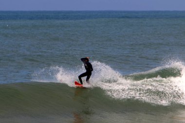 Sörf - özel ışık kurullarında Akdeniz dalgaları sürme. 