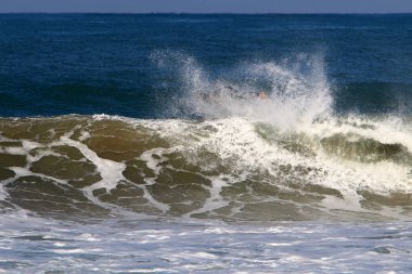 Sörf - özel ışık kurullarında Akdeniz dalgaları sürme. 
