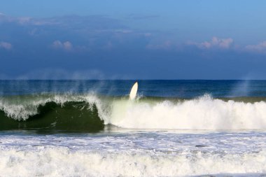 Sörf - özel ışık kurullarında Akdeniz dalgaları sürme. 