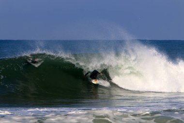 Sörf - özel ışık kurullarında Akdeniz dalgaları sürme. 