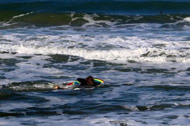 Sörf - özel ışık kurullarında Akdeniz dalgaları sürme. 