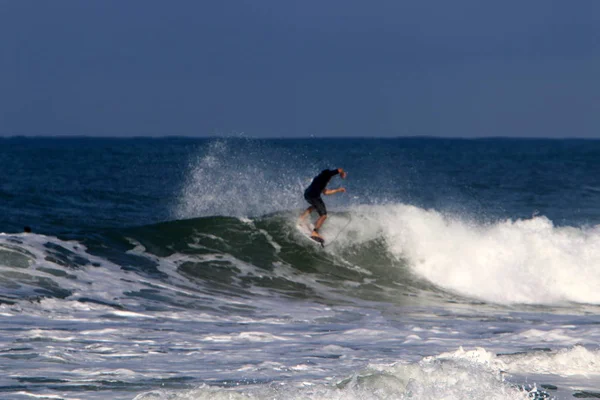 Surf Cavalgando Ondas Mediterrâneo Placas Luz Especiais — Fotografia de Stock