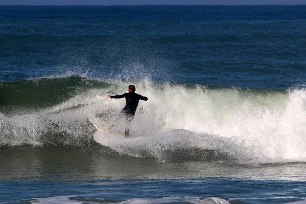 Surfing Jazda Fale Basenie Morza Śródziemnego Specjalnych Tablicach Światła — Zdjęcie stockowe