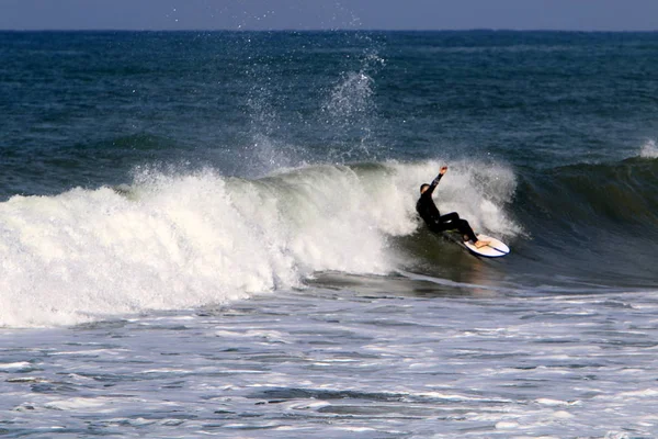 Surfing Mengendarai Gelombang Mediterania Pada Papan Cahaya Khusus — Stok Foto