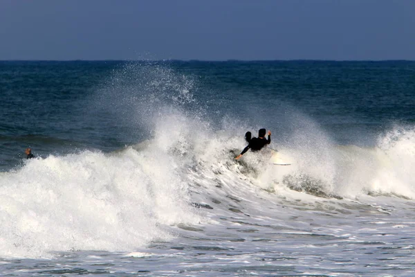 Surf Cavalcando Onde Nel Mediterraneo Speciali Lavagne Luminose — Foto Stock