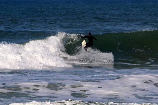 Surfing Jazda Fale Basenie Morza Śródziemnego Specjalnych Tablicach Światła — Zdjęcie stockowe