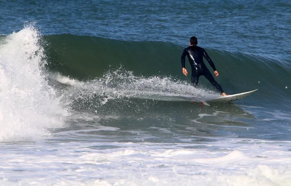 Surfer Chevaucher Les Vagues Méditerranée Sur Des Panneaux Lumineux Spéciaux — Photo