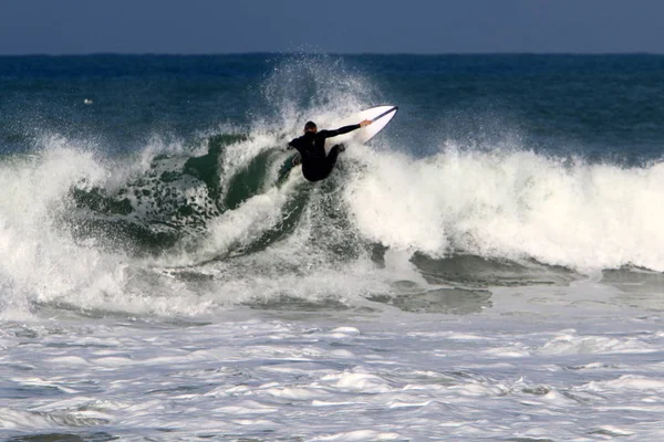 Surfing Mengendarai Gelombang Mediterania Pada Papan Cahaya Khusus — Stok Foto