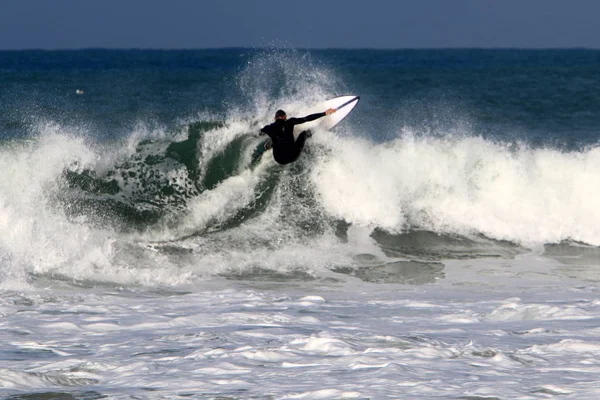 Surfer Chevaucher Les Vagues Méditerranée Sur Des Panneaux Lumineux Spéciaux — Photo