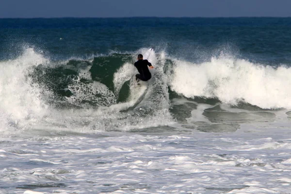 Surfing Jazda Fale Basenie Morza Śródziemnego Specjalnych Tablicach Światła — Zdjęcie stockowe