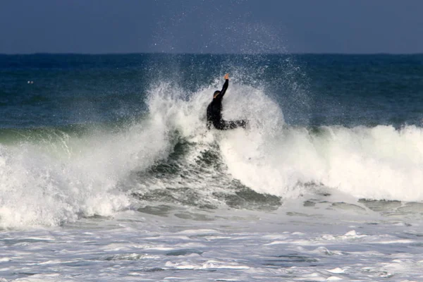 Surf Cavalgando Ondas Mediterrâneo Placas Luz Especiais — Fotografia de Stock