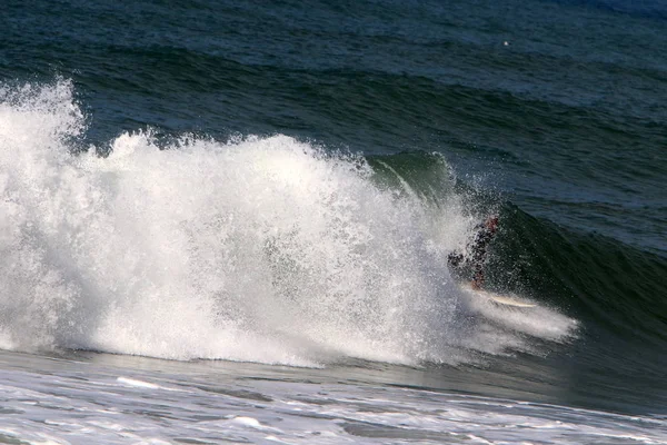 Surf Cavalcando Onde Nel Mediterraneo Speciali Lavagne Luminose — Foto Stock