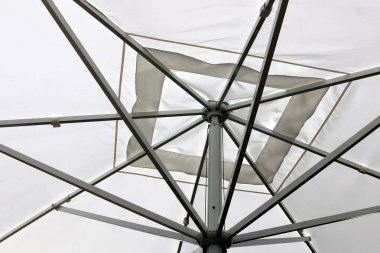 şemsiye - yağmur veya güneş ışığı insanları korumak için tasarlanmış bir cihaz. 