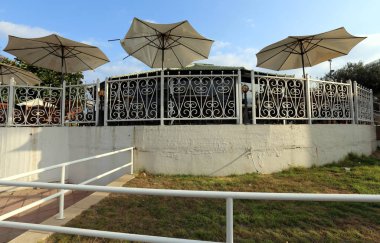 şemsiye - yağmur veya güneş ışığı insanları korumak için tasarlanmış bir cihaz. 