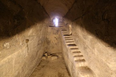 Merdiven - dikey iletişim sağlayan yapısı yapıcı unsuru. 