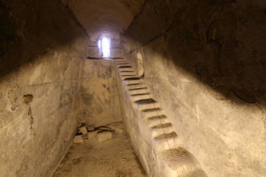 Merdiven - dikey iletişim sağlayan yapısı yapıcı unsuru. 