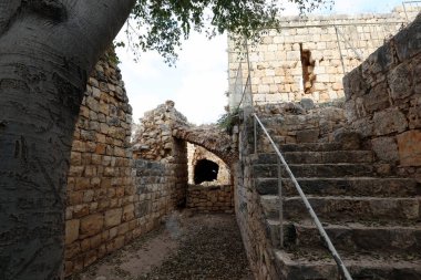 Merdiven - dikey iletişim sağlayan yapısı yapıcı unsuru. 